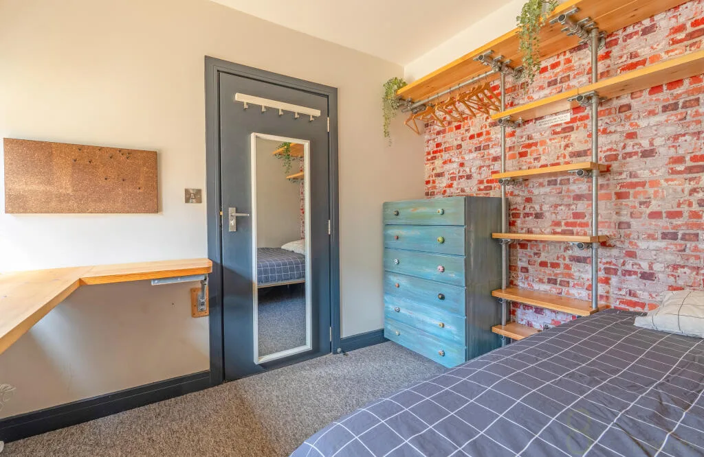 6 bedroom semi-detached house for rent