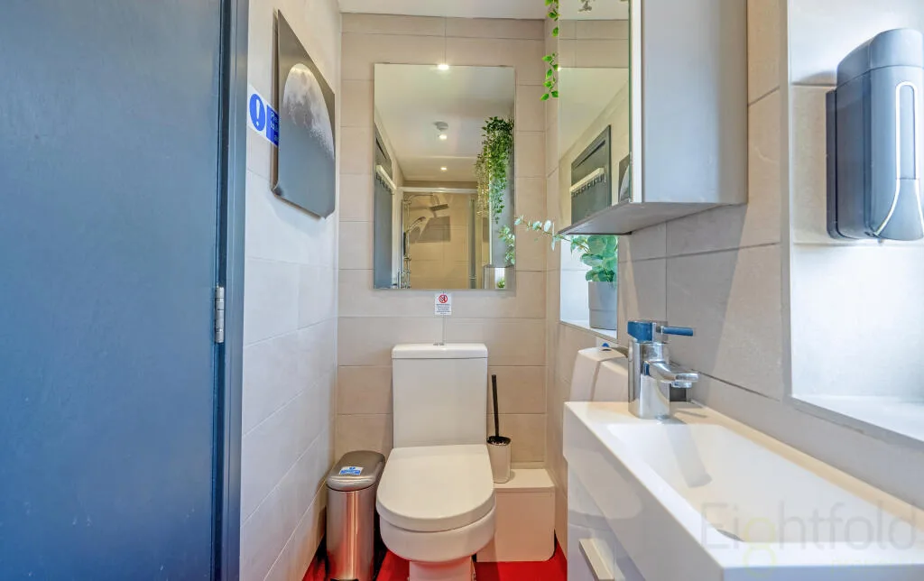 6 bedroom semi-detached house for rent