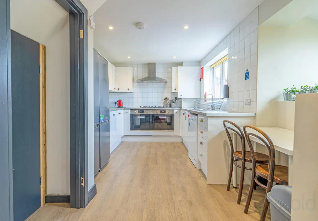 6 bedroom semi-detached house for rent