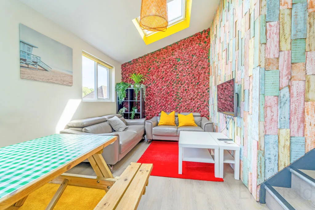 6 bedroom semi-detached house for rent