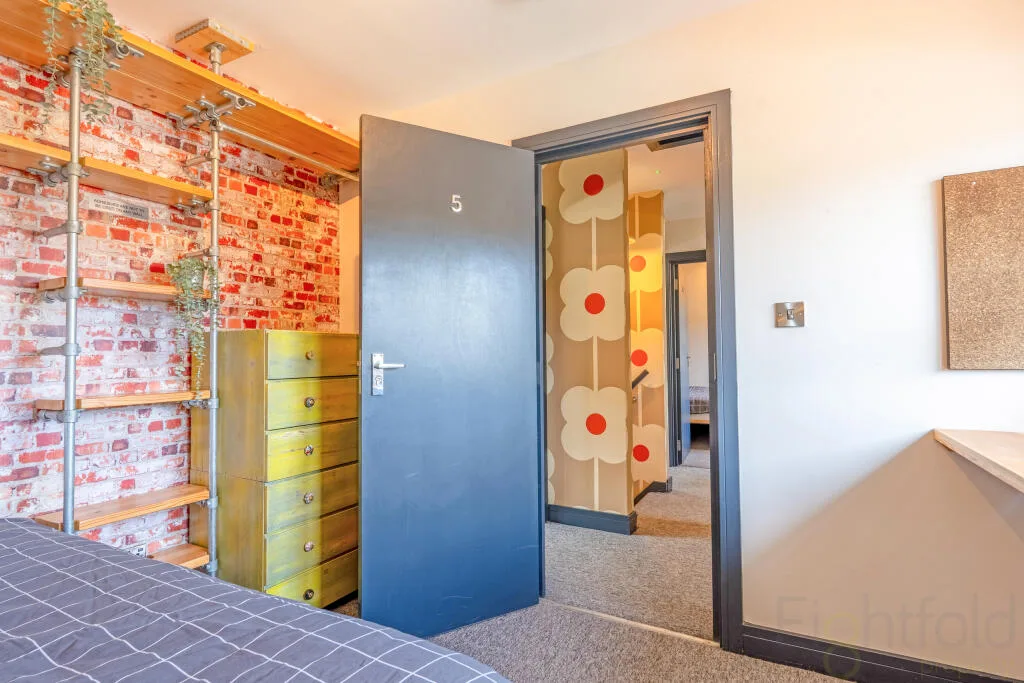 6 bedroom semi-detached house for rent