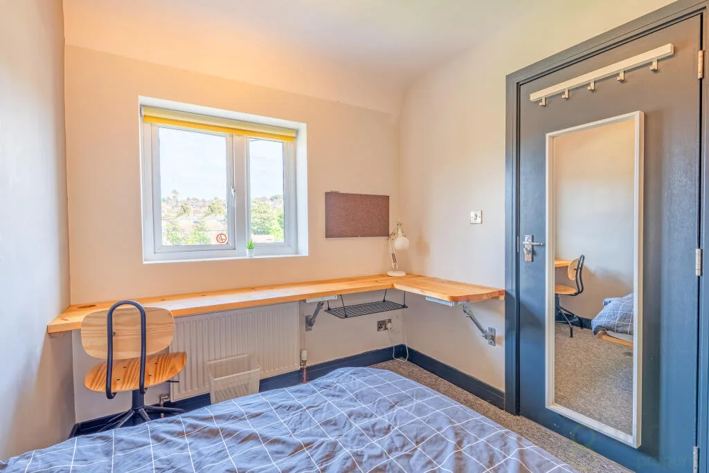 6 bedroom semi-detached house for rent