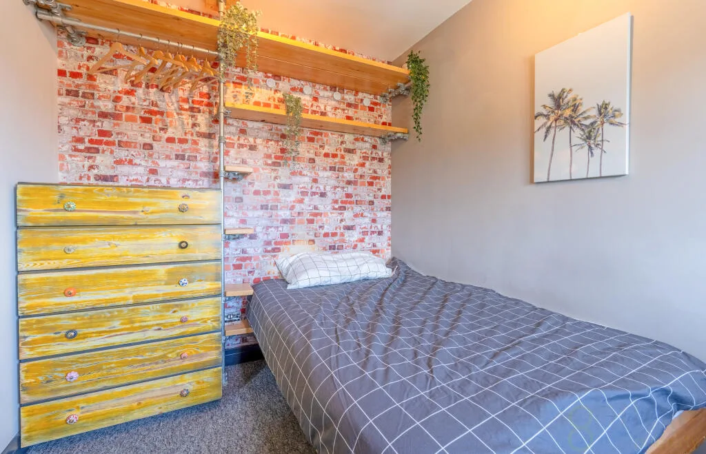 6 bedroom semi-detached house for rent