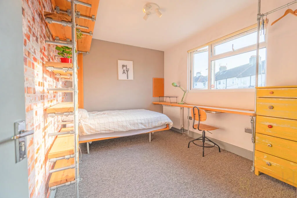 6 bedroom end of terrace house for rent
