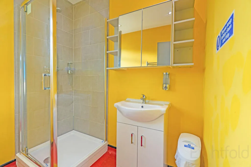 6 bedroom end of terrace house for rent