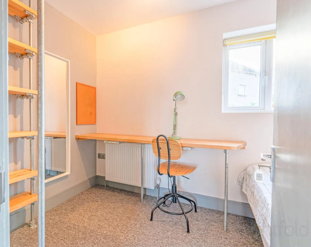 6 bedroom end of terrace house for rent