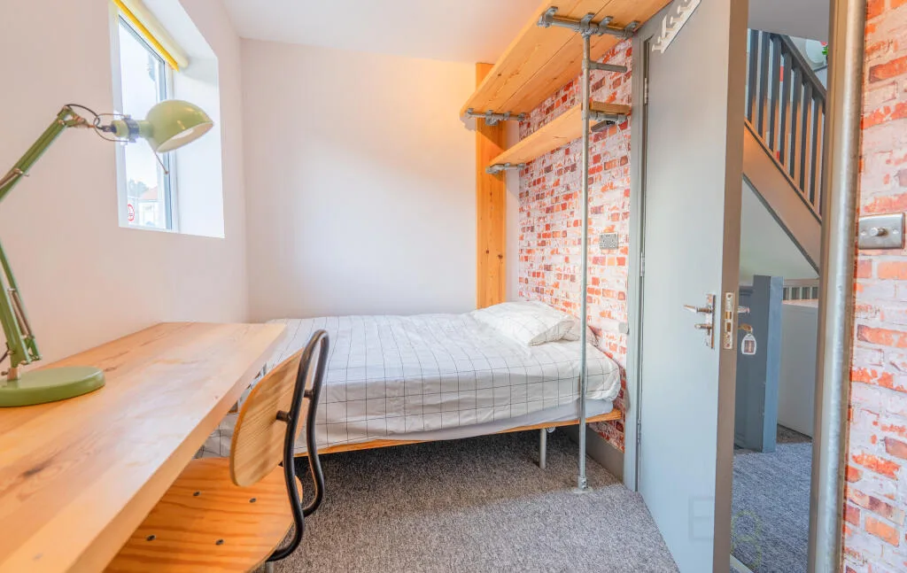 6 bedroom end of terrace house for rent