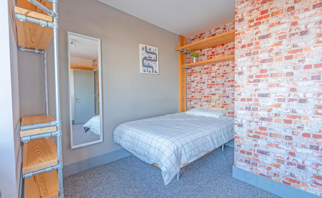 6 bedroom end of terrace house for rent