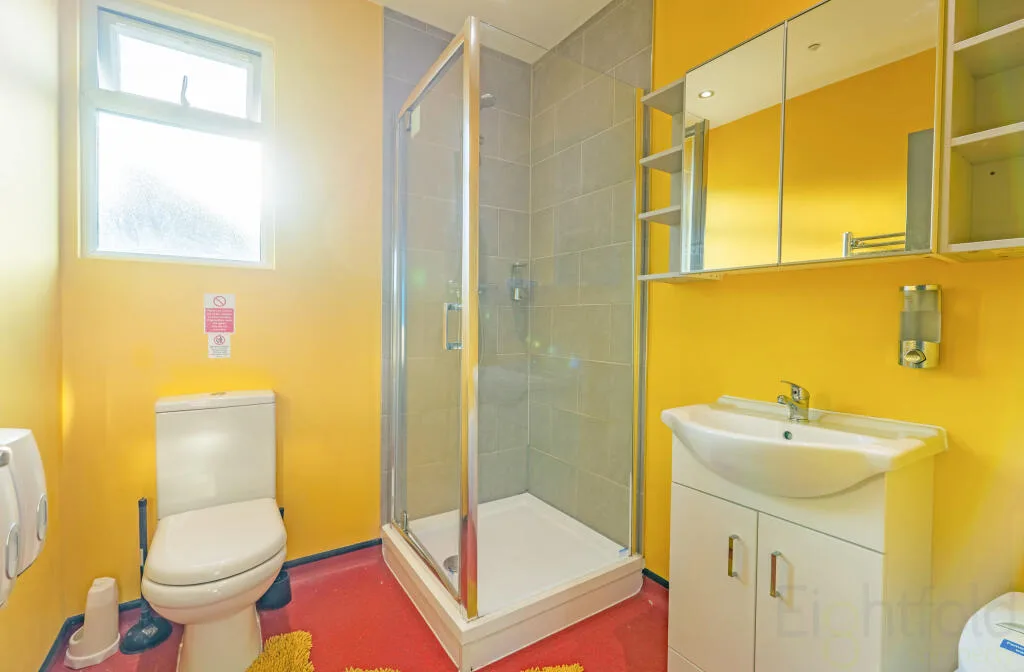6 bedroom end of terrace house for rent