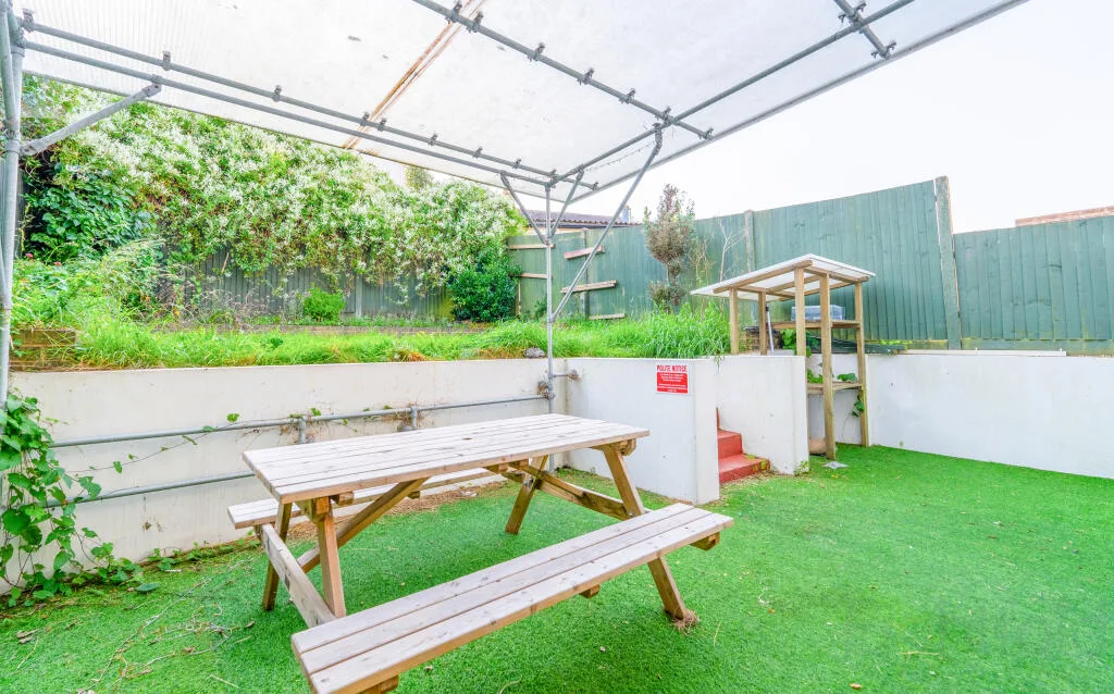 6 bedroom end of terrace house for rent