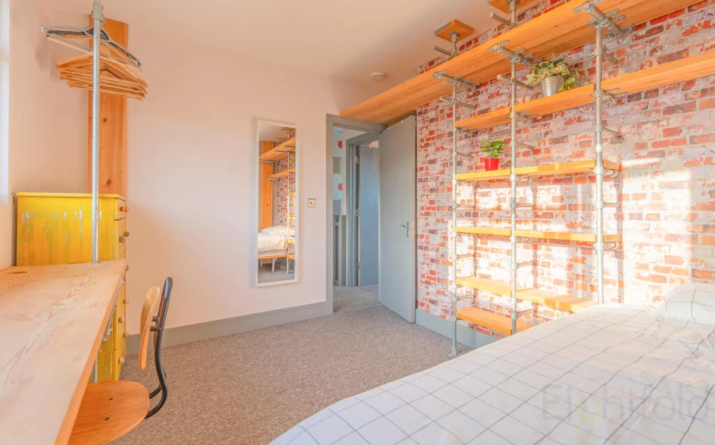 6 bedroom end of terrace house for rent