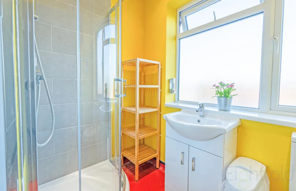 6 bedroom end of terrace house for rent