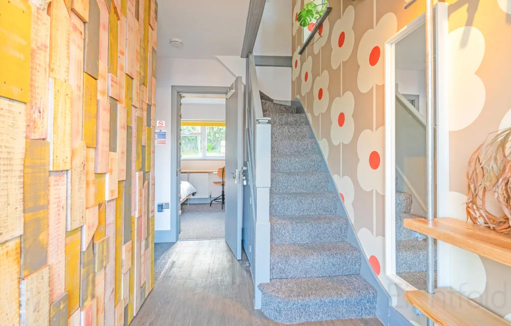6 bedroom end of terrace house for rent