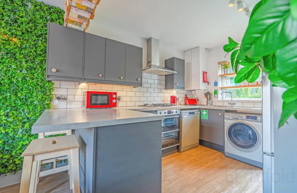 6 bedroom end of terrace house for rent