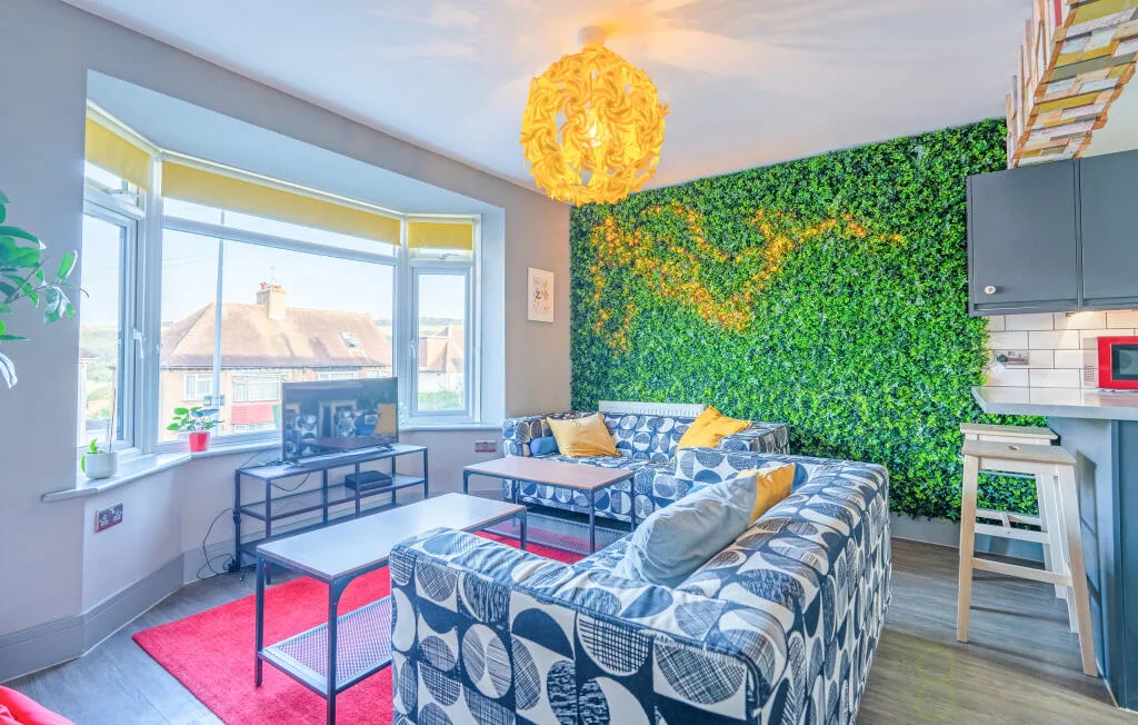 6 bedroom end of terrace house for rent