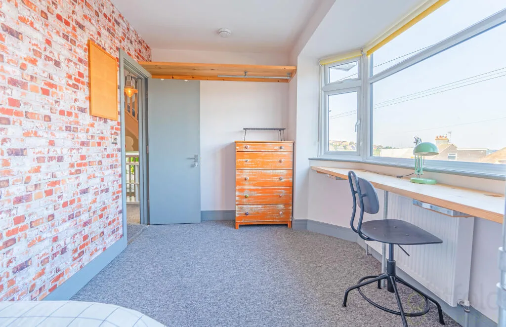 6 bedroom end of terrace house for rent