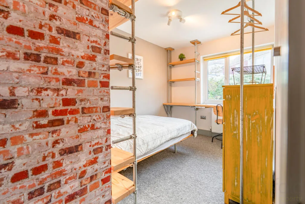 6 bedroom end of terrace house for rent