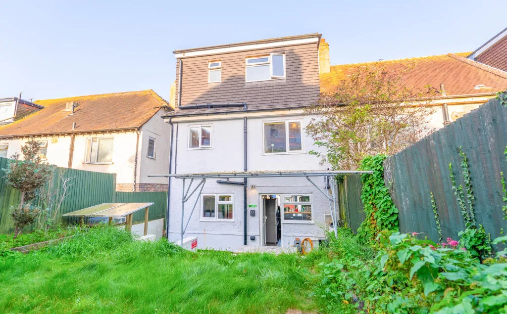 6 bedroom end of terrace house for rent