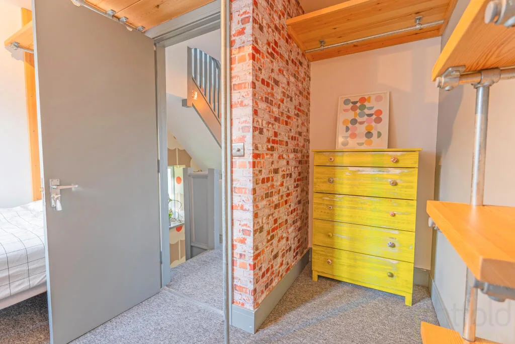 6 bedroom end of terrace house for rent