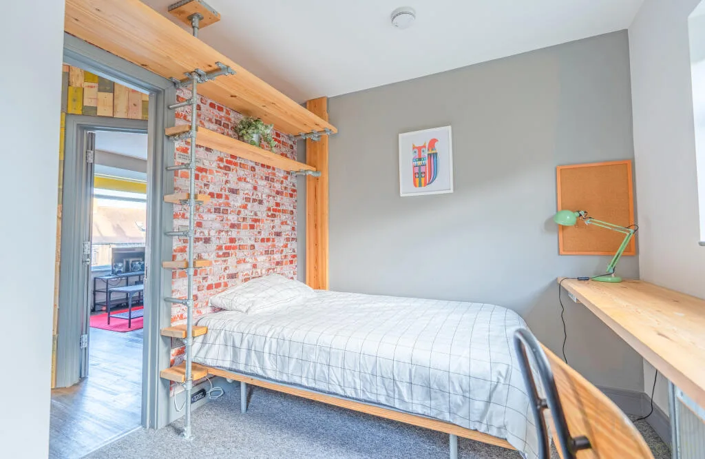 6 bedroom end of terrace house for rent