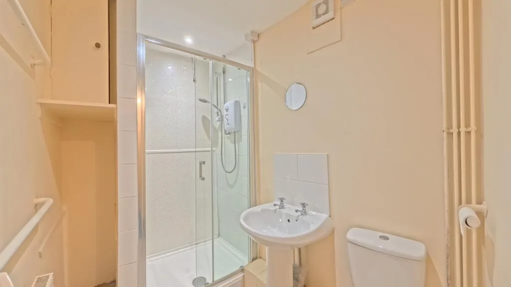 4 bedroom end of terrace house for rent