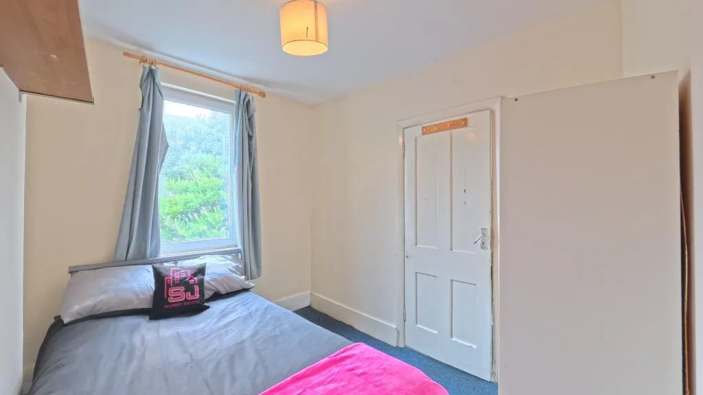 4 bedroom end of terrace house for rent
