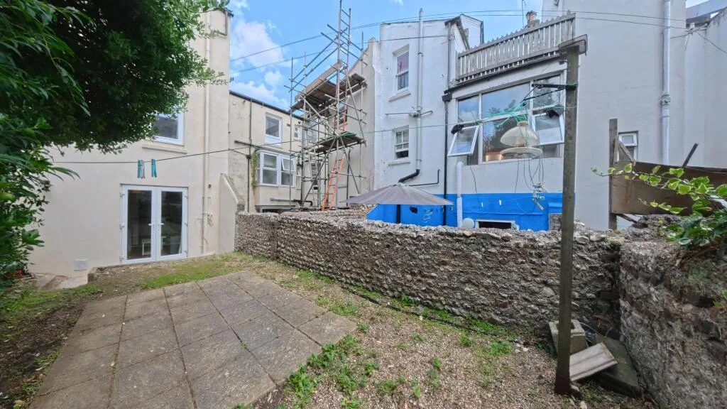 4 bedroom end of terrace house for rent