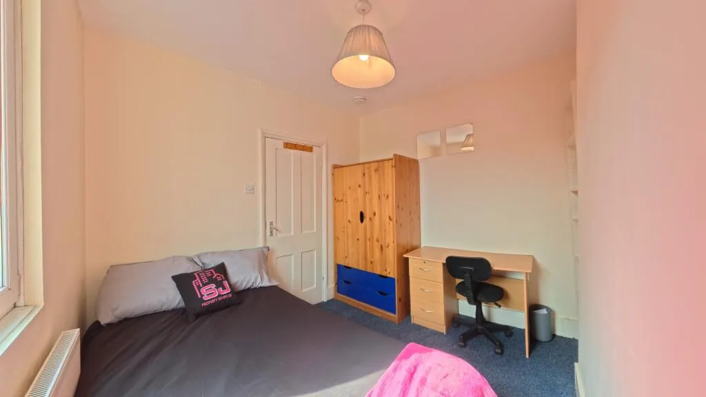 4 bedroom end of terrace house for rent