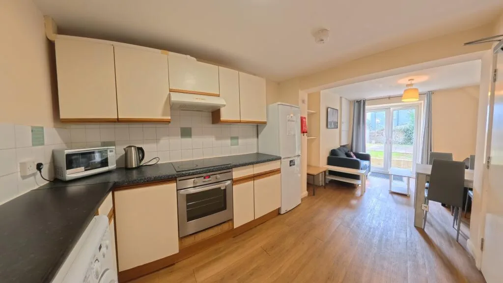 4 bedroom end of terrace house for rent