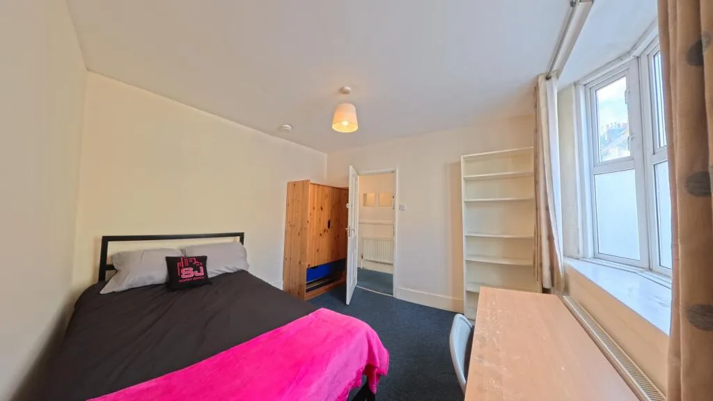 4 bedroom end of terrace house for rent