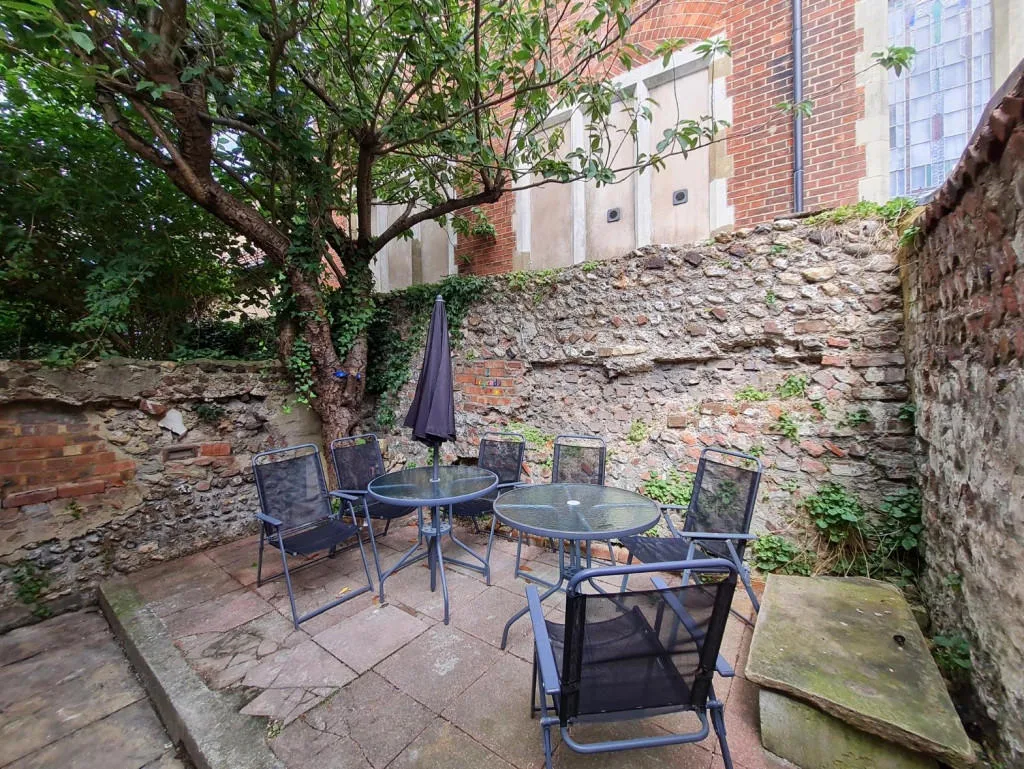 6 bedroom terraced house for rent