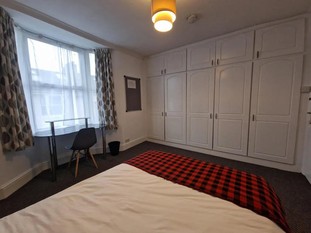 6 bedroom terraced house for rent