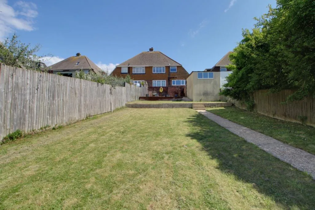 3 bedroom semi-detached house for rent