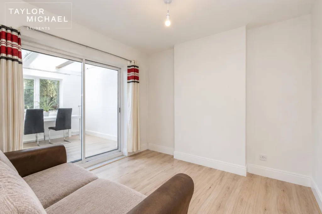 4 bedroom semi-detached house for rent