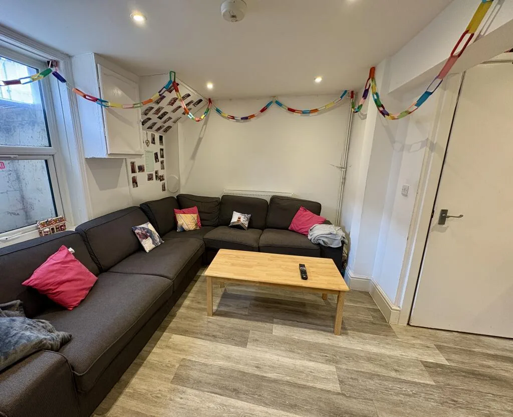 6 bedroom house for rent