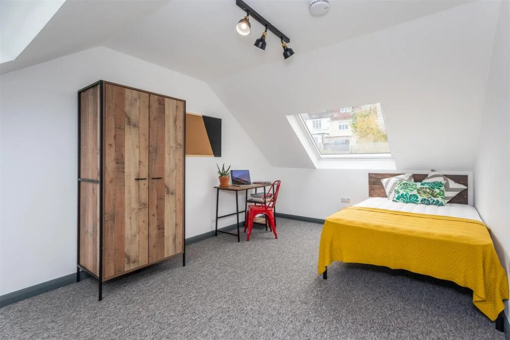 6 bedroom semi-detached house for rent