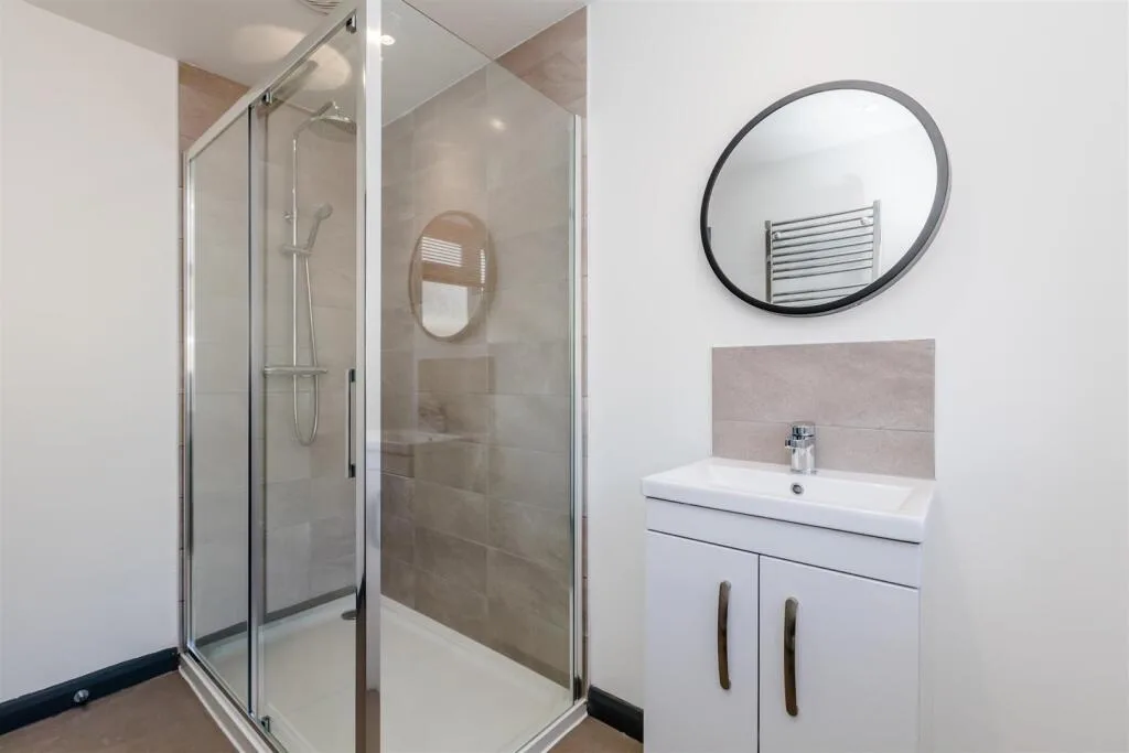 6 bedroom semi-detached house for rent