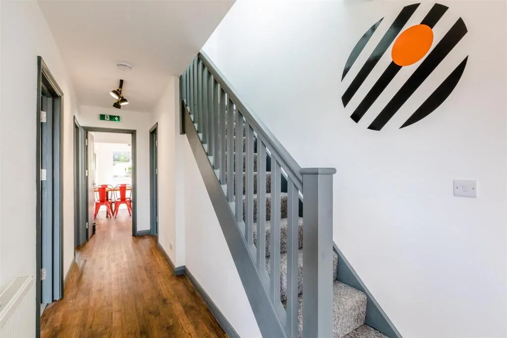 6 bedroom semi-detached house for rent