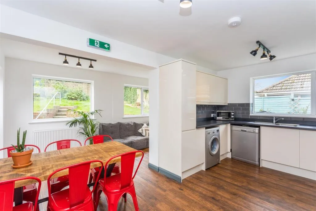 6 bedroom semi-detached house for rent