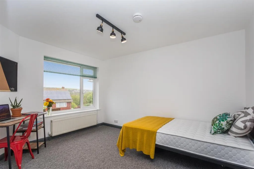 6 bedroom semi-detached house for rent