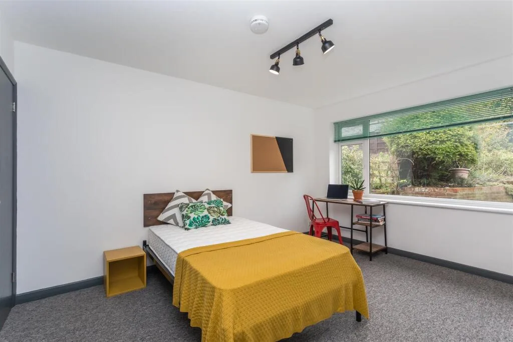 6 bedroom semi-detached house for rent