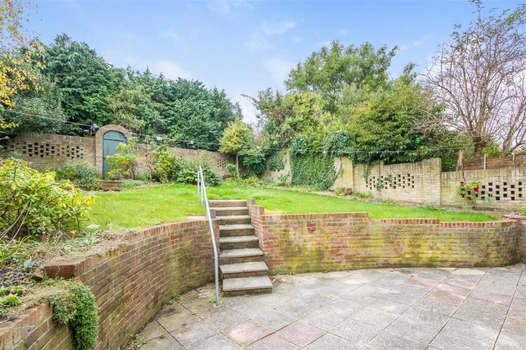 6 bedroom semi-detached house for rent