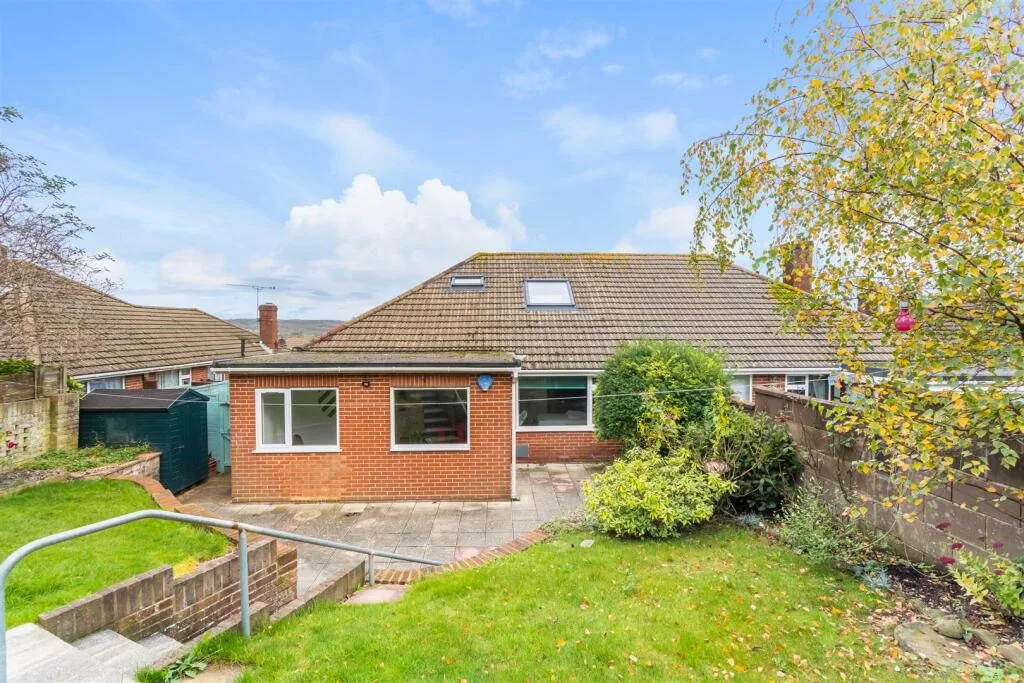 6 bedroom semi-detached house for rent