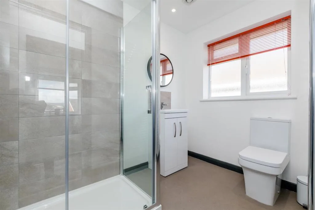 6 bedroom semi-detached house for rent