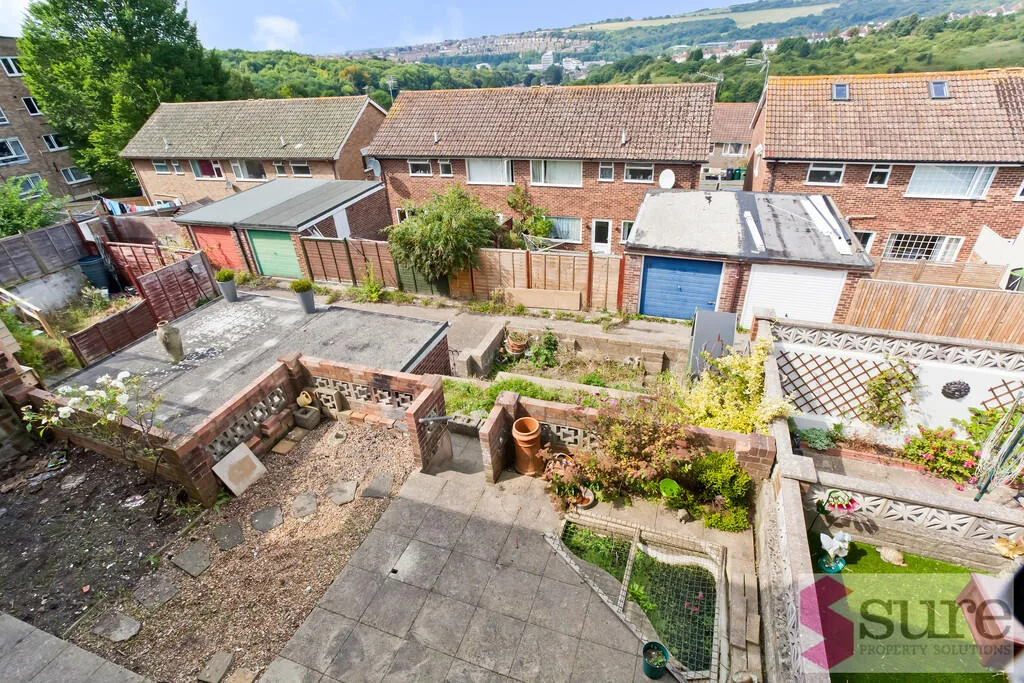 5 bedroom semi-detached house for rent
