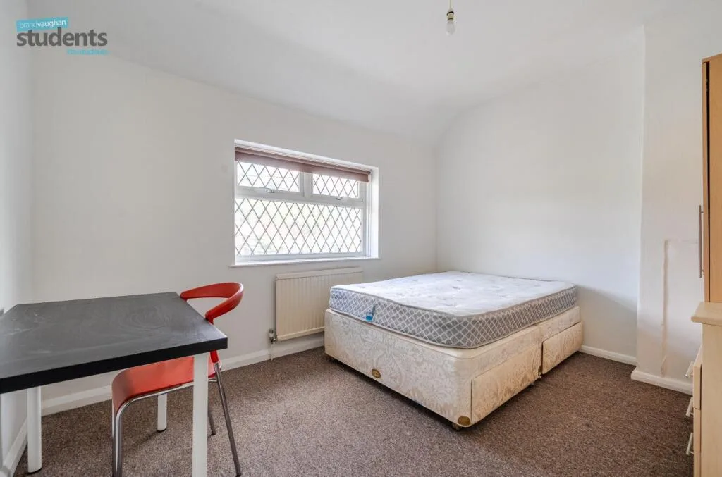 6 bedroom semi-detached house for rent