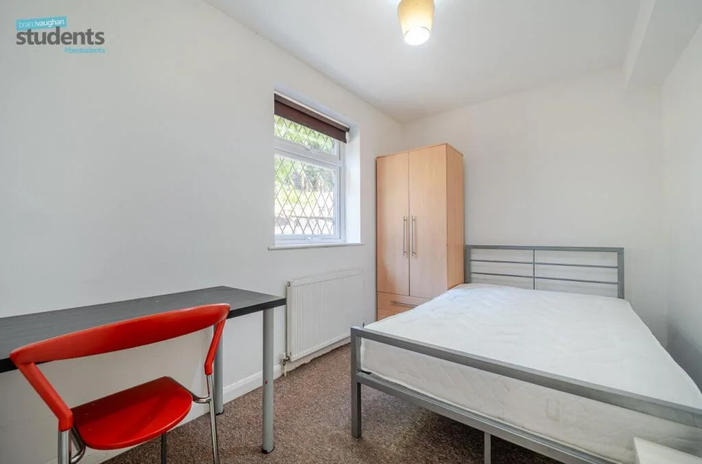 6 bedroom semi-detached house for rent