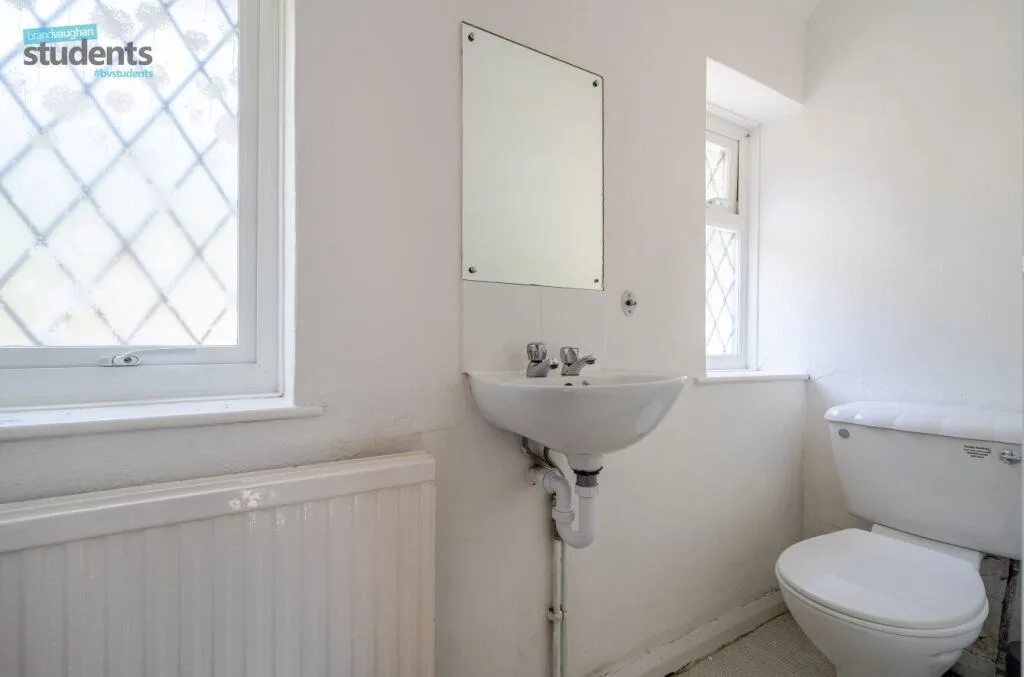 6 bedroom semi-detached house for rent
