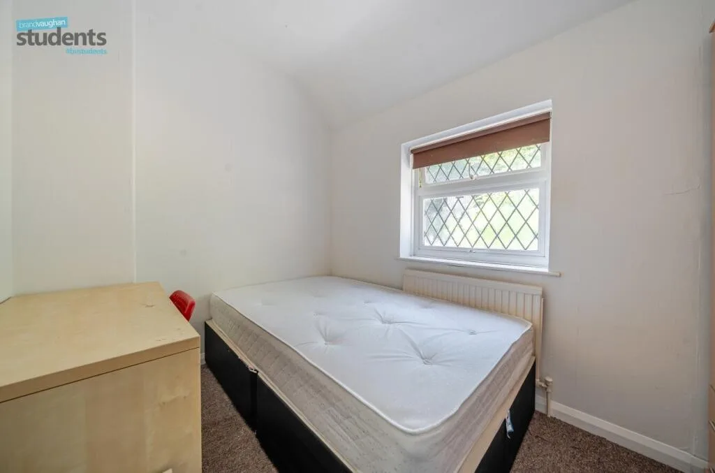 6 bedroom semi-detached house for rent