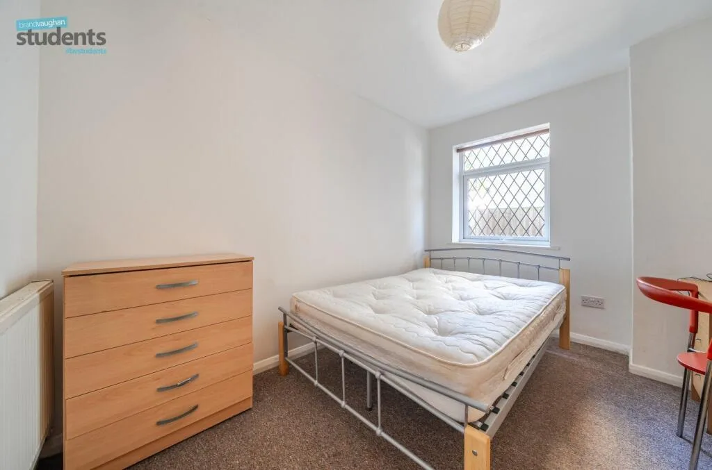 6 bedroom semi-detached house for rent